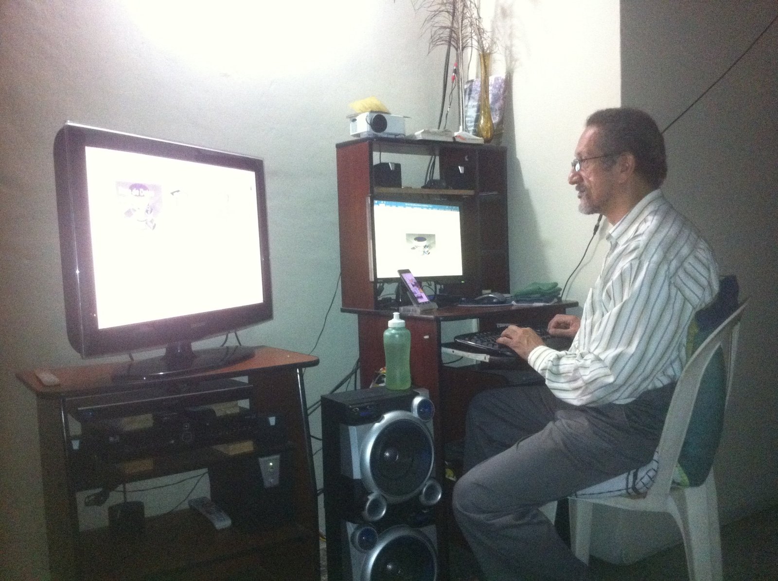 Wolfgang Rodríguez trabajando frente a equipos informáticos